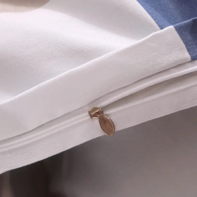 4-Piece Grid Pattern Bedding Set. 2 x Pillow Cases, Sheet, and Duvet Cover