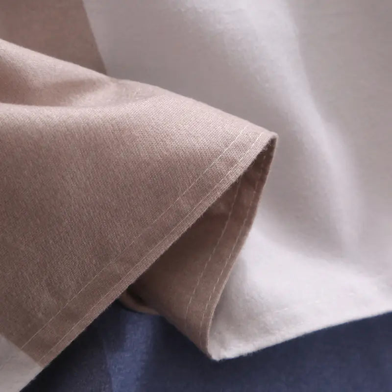 4-Piece Grid Pattern Bedding Set. 2 x Pillow Cases, Sheet, and Duvet Cover